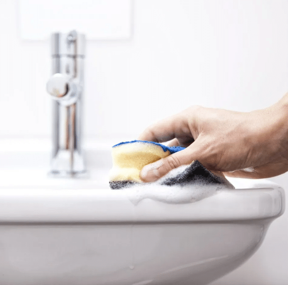 Veja como usar a água oxigenada da forma correta para limpar o seu banheiro (Foto: Reprodução/Internet)