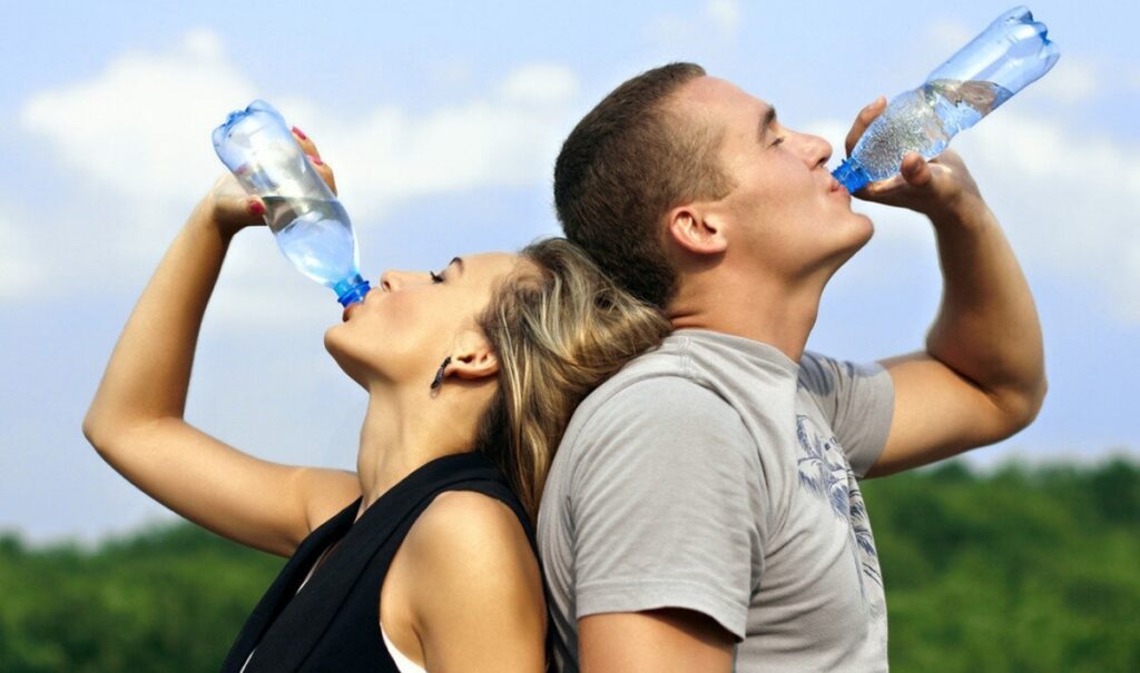 Beber água é fundamental para manter boa saúde (Foto: Reprodução/ FreePik)