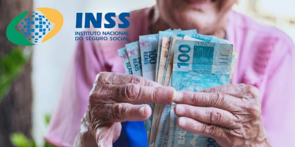 Aposentada segurando dinheiro do INSS (Foto: Reprodução / Internet)