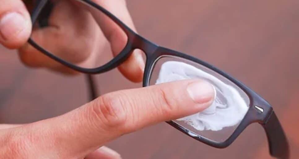 Óculos arranhões dos óculos Pasta caseira feita com água e bicarbonato de sodio é eficaz na limpeza e remoção de riscos nas lentes (Foto: Reprodução/ GettyImages)