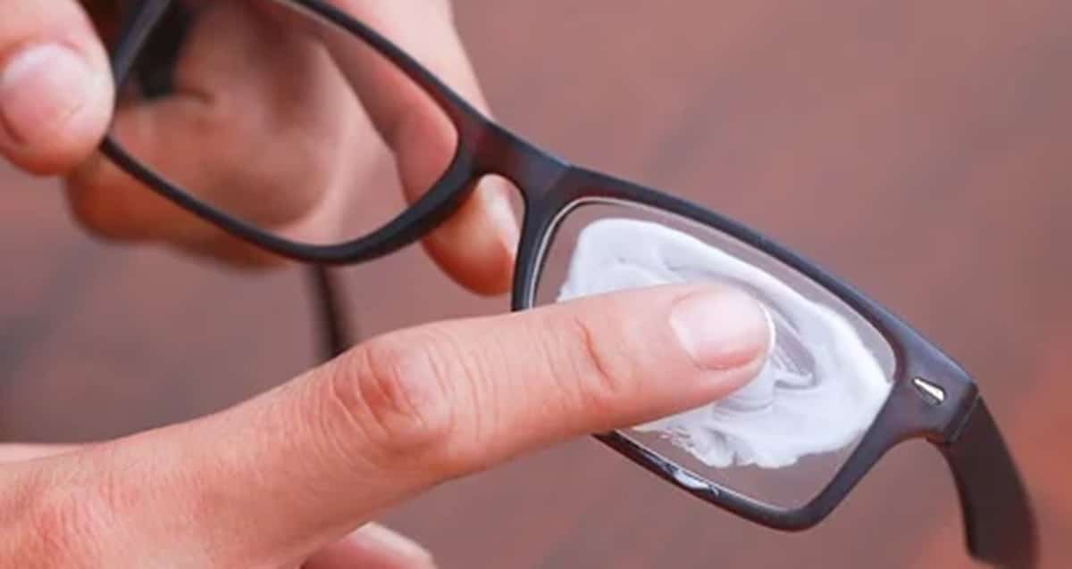 Pasta caseira feita com água e bicarbonato de sodio é eficaz na limpeza e remoção de riscos nas lentes (Foto: Reprodução/ GettyImages)