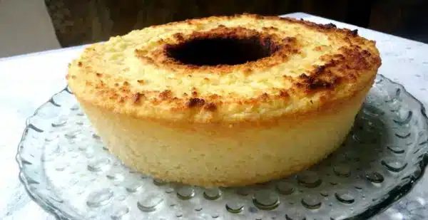 Bolo de mandioca e leite condensado (Imagem: Reprodução)