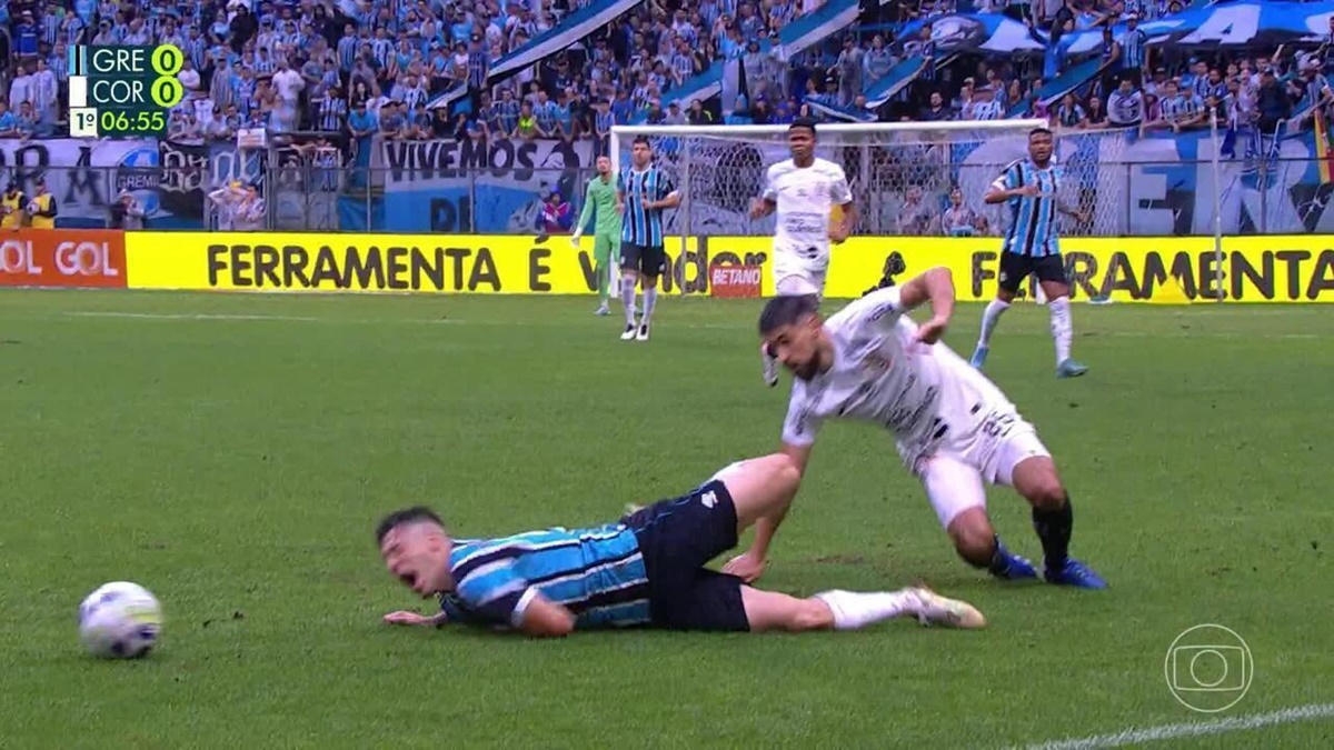 Bruno Méndez dá carrinho em adversário do Grêmio e acaba expulso com cartão vermelho (Fotos: Reprodução/ TV Globo)