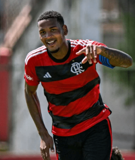 O famoso jogador de futebol, Cleiton vem chamando a atenção de clubes internacionais (Foto: Alexandre Neto)