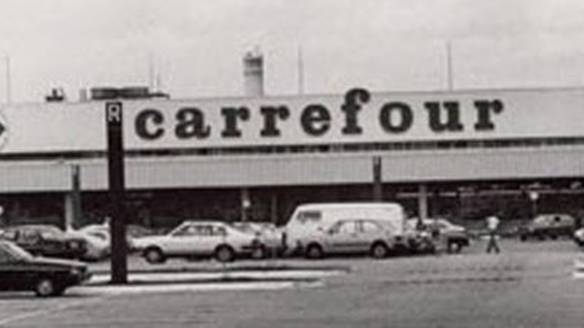 Foto histórica da primeira unidade de supermercado do Carrefour em São Paulo, Brasil, em 1975 (Foto: Reprodução/ Divulgação)