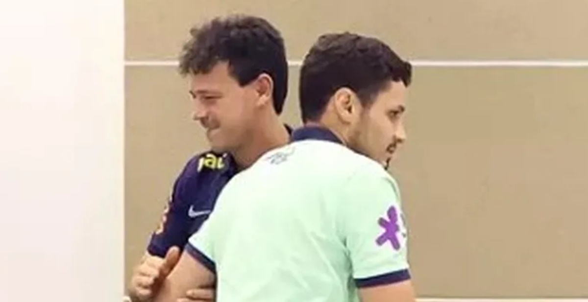 Fernando Diniz e Raphael Veiga nos bastidores das eliminatórias da Copa (Foto: Reprodução/ Vitor Silva/ CBF)