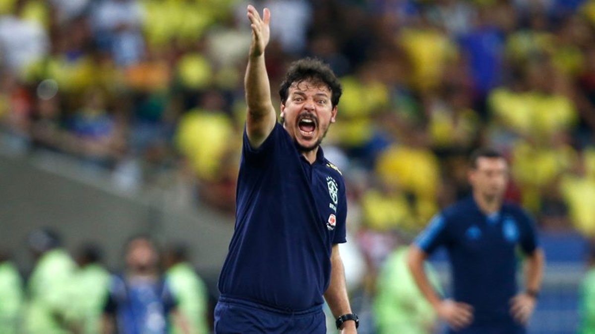 Fernando Diniz dando comando aos jogadores da Seleção em pertida conta a Argentina (Foto: Reprodução/ GettyImages/ CBF)