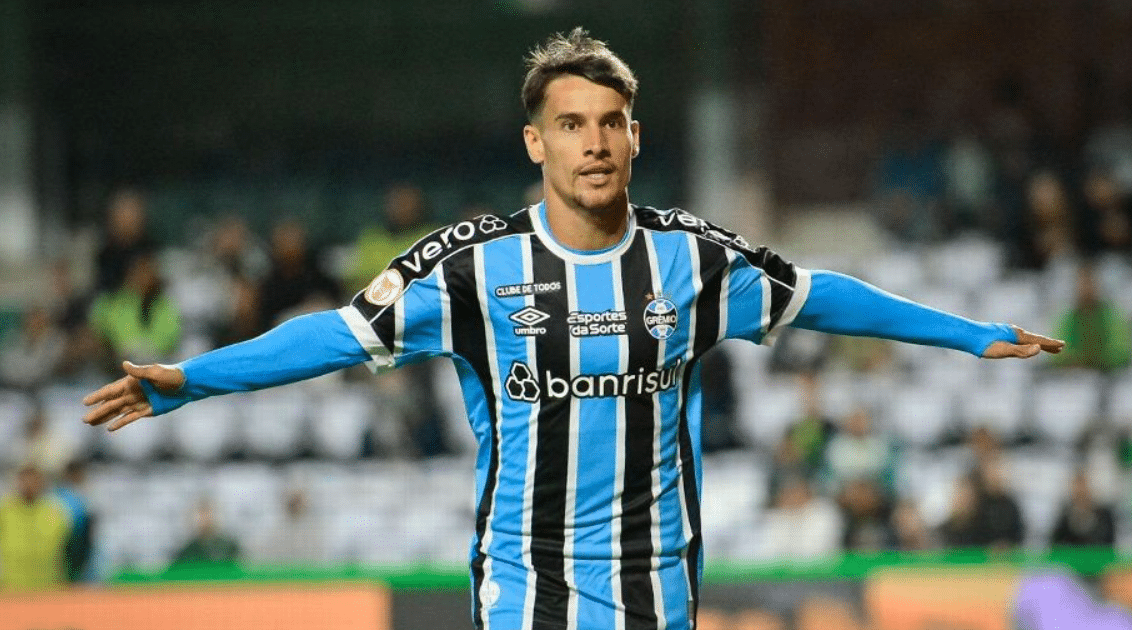 O famoso jogador do Grêmio é o novo alvo do São Paulo (Foto: Marcos Aurélio/MyPhoto Press/Gazeta Press)