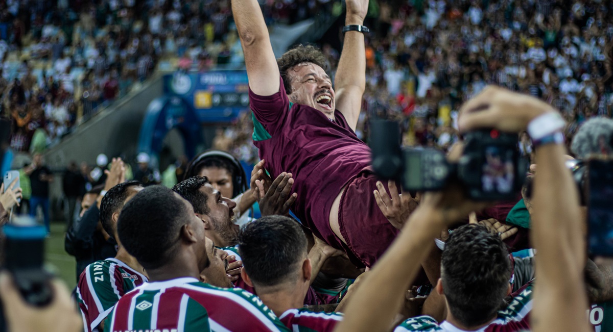 Fluminense Conmebol Boca Juniors Fernando Diniz celebrando título do Cariocão 2023 com sua equipe (Foto: Reprodução/ Divulgação/ Fluminense)