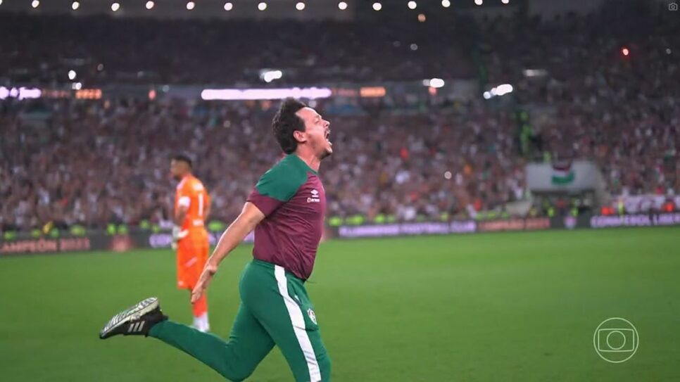 Fernando Diniz comemorando a vitória do Fluminense (Foto: Reprodução/Globo)