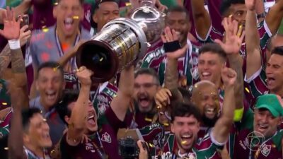 Fluminense celebra título e prêmio em dinheiro da Libertadores (Foto: Reprodução/Globo)