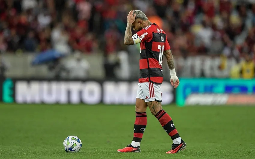 O jogador de futebol vive sua pior fase dentro do Flamengo (Foto: Reprodução/Thiago Ribeiro/ AGIF/ Gazeta Press)