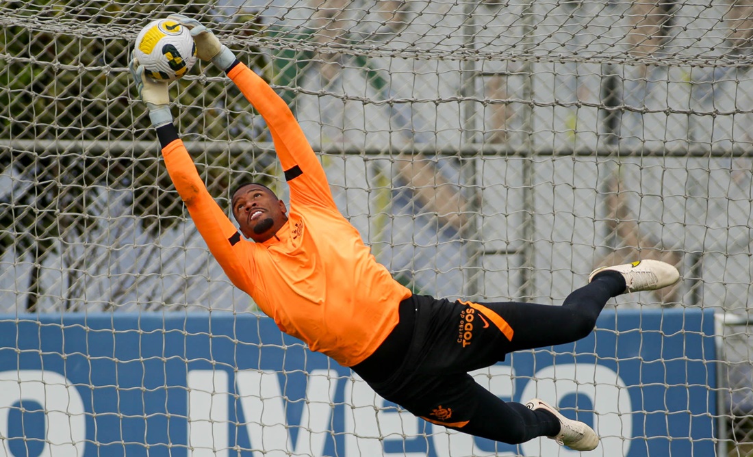 Carlos Miguel é defensor e está sem espaço devido ao talento de Cássio (Foto: Reprodução/ Ag. Corinthians/ Internet)