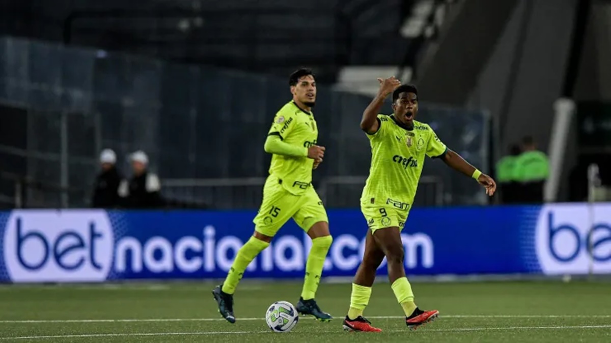 O capitao Gustavo Gómez e o jovem Endrick, de 17 anos, em jogão do Palmeiras pelo Brasileirão (Foto: Reprodução/ Thiago Ribeiro/ AGIF)