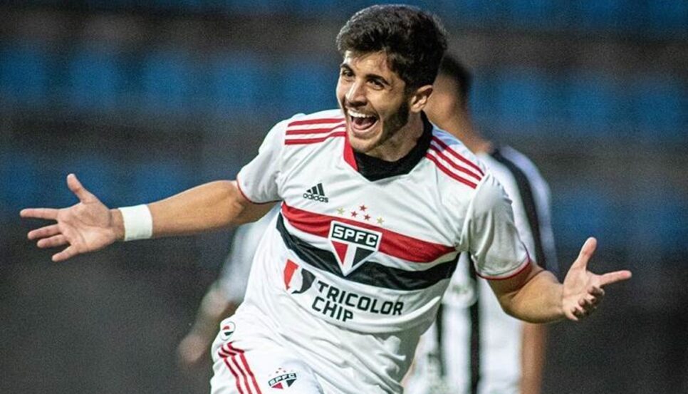 Julio Casares O zagueiro Lucas Beraldo é promessa do São Paulo que subiu aos profissionais há pouco (Foto: Reprodução/ Carlos Santana/ Portal da Base Brasil)