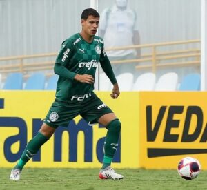 Lucas Freitas em ação pelo Palmeiras em jogo válido pela Copinha (Foto: Reprodução / Fabio Menotti)