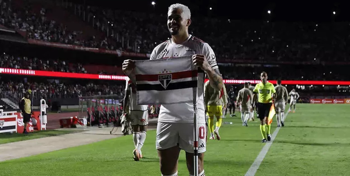 Luciano é xodó dos são paulinos e que vem sido sondado por clubes estrangeiros (Fotos: Reprodução/ Marcos Ribolli/ SPFC)