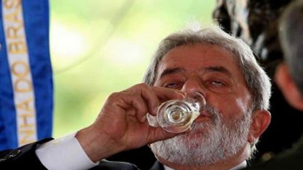 Presidente Lula tomando cachaça na residência do médico Tião Viana (Foto: Reprodução) Bolsa Família