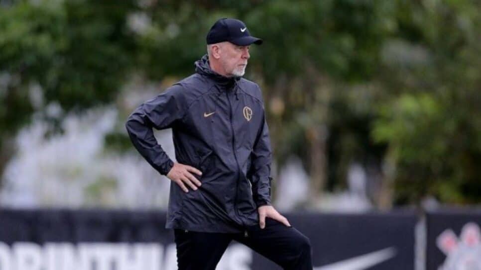 Técnico de futebol do Timão é criticado pelo apresentador da Band (Foto: Reprodução/Instagram)