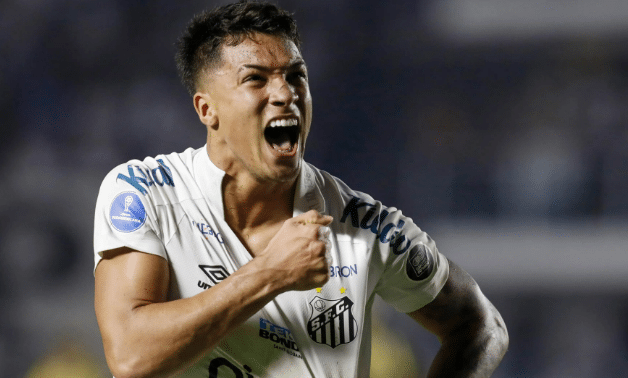 Marcos Leonardo, do Santos, foge ao ouvir Europa (Foto: Getty Imagens)