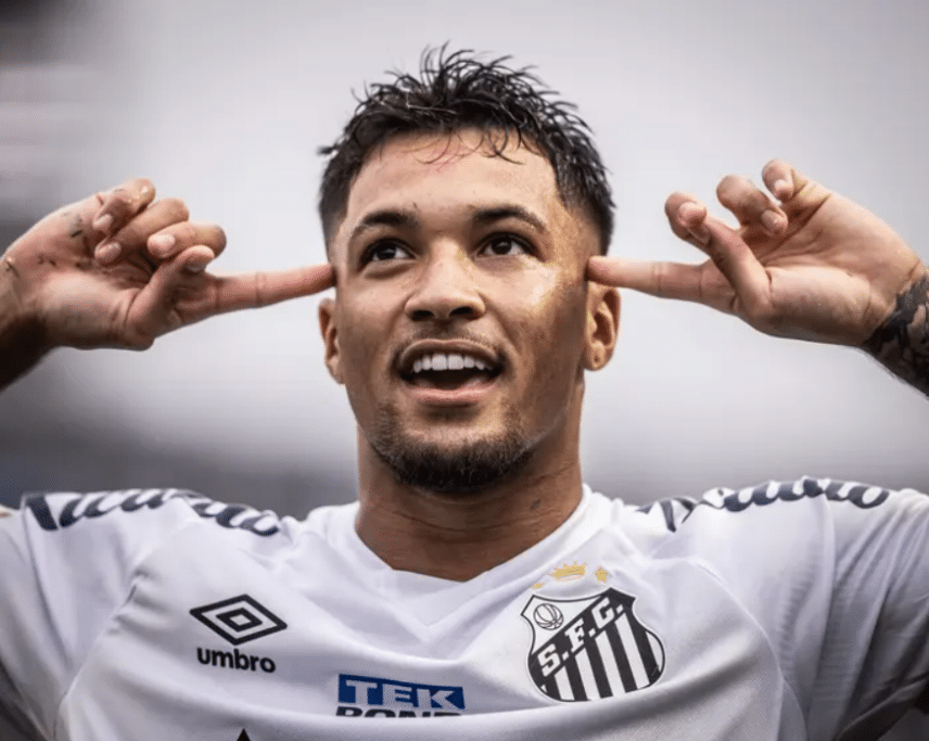 O famoso jogador de futebol vem sendo procurado por clubes (Foto: Divulgação/Santos)