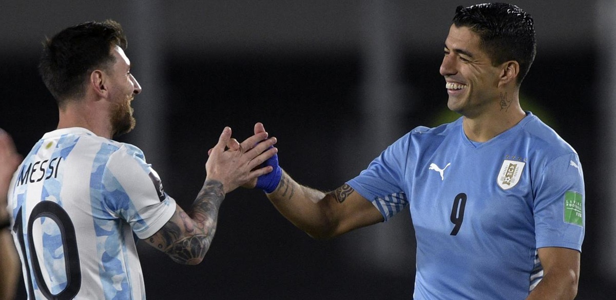 Lionel Messi e Luis Suárez se reencontram como adversários nas eliminatórias da Copa (Foto: Reprodução/ GettyImages)