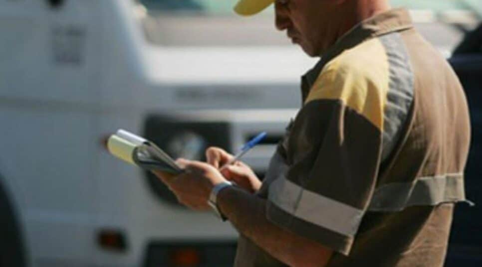 Brasil Guarda da CET aplicando multa de trânsito (Foto: Reprodução/ GettyImages)