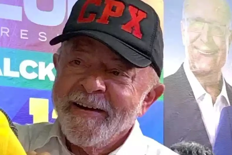 Lula com boné de ONG do Complexo do Alemão (Foto: Reprodução)