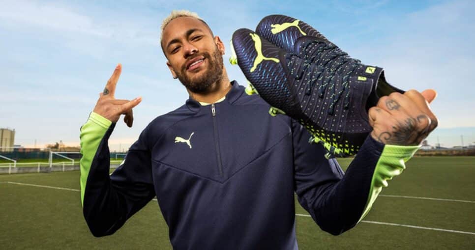 Neymar Jr. segurando chuteiras (Foto: Reprodução/ Divulgação/ Instagram)