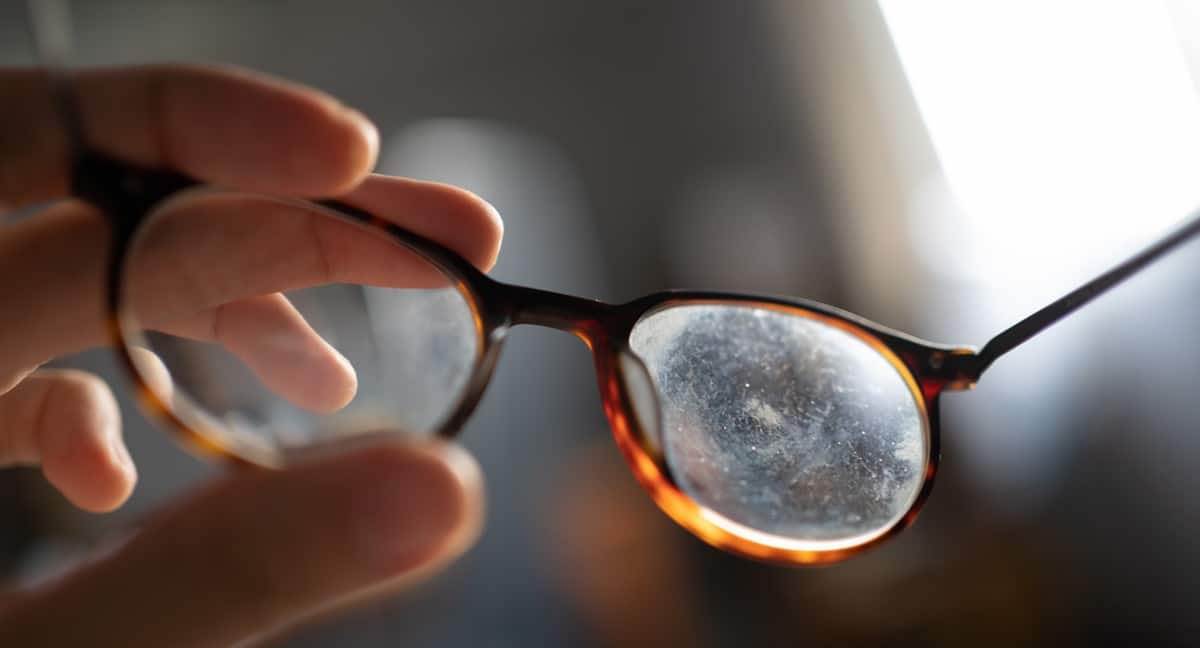 Lentes sujas e riscadas de óculos (Foto: Reprodução/ GettyImages)