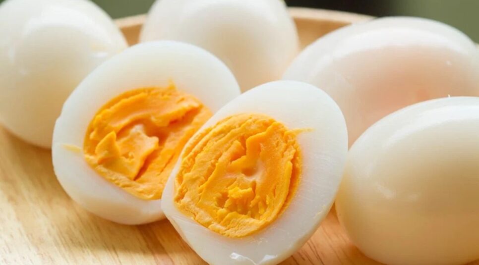 Para um ovo cozido de respeito, basta adicionar esse ingrediente no cozimento (Foto: Reprodução/ GettyImages)