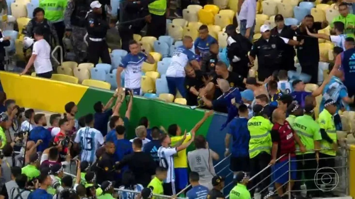 Torcedores do Brasil iniciam briga com a torcida da Argentina e gera atraso no início da partida (Foto: Reprodução/ TV Globo)