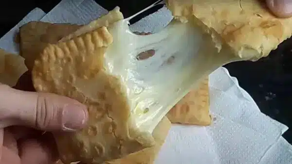 Pastel de queijo frito (Imagem: Reprodução) 