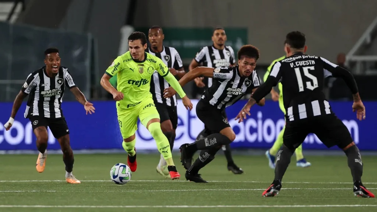 Raphael Veiga cercado por adversário do Botafogo, na 30ª rodada do Brasileirão 2023 (Foto: Reprodução/ Cesar Greco/ SE Palmeiras)