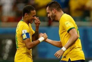 Neymar e Renato Augusto jogaram na Seleção Brasileira (Foto: Reprodução / Internet)