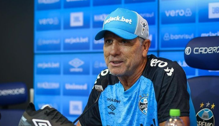 Técnico fica feliz com nova contratação (Foto: Reprodução/Instagram)