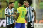 O jogador de futebol da Argentina brigou com Rodrygo, da Seleção Brasileira (Foto: Carl de Souza/AFP via Getty Images / Jogada10)