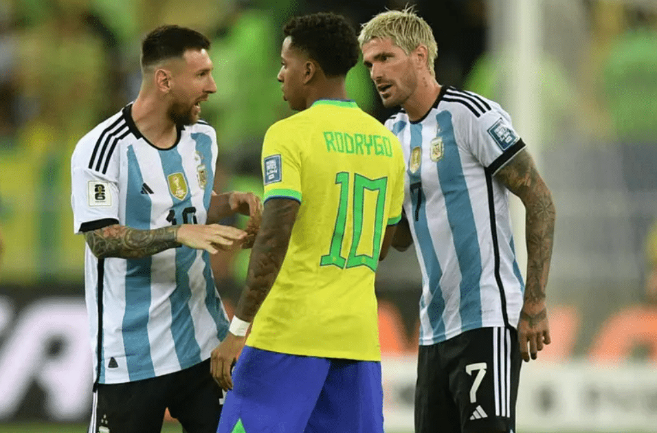 O jogador de futebol da Argentina brigou com Rodrygo, da Seleção Brasileira (Foto: Carl de Souza/AFP via Getty Images / Jogada10)