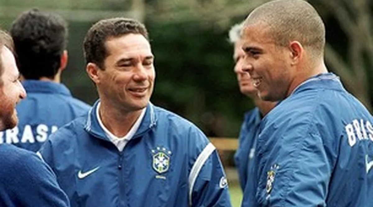 Luxemburgo e Ronaldo na época de Seleção Brasileira, hoje o técnico pode ser contratado pelo ex-craque e dono da SAF do Cruzeiro (Foto: Reprodução/ AFP)