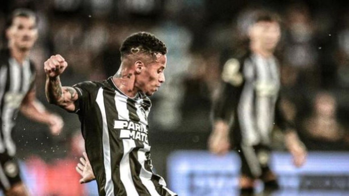 Tchê Tchê em campo pelo Botafogo