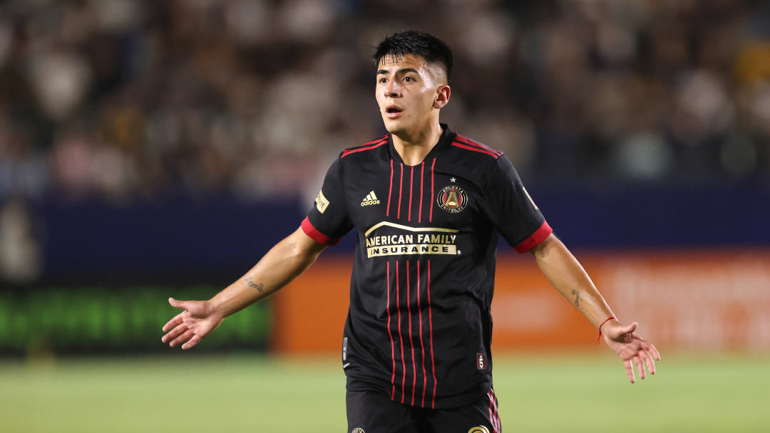 O jogador de futebol, Thiago Almada chegou no Brasil nesta quinta-feira (04) (Foto: Getty Images)