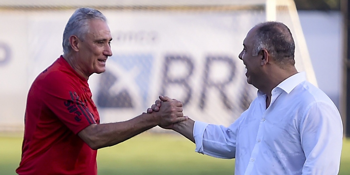 Tite cumprimenta Marcos Braz, vice-presidente do Flamengo no CT do Ninho do Urubu (Foto: Reprodução/ Divulgação/ CRF)