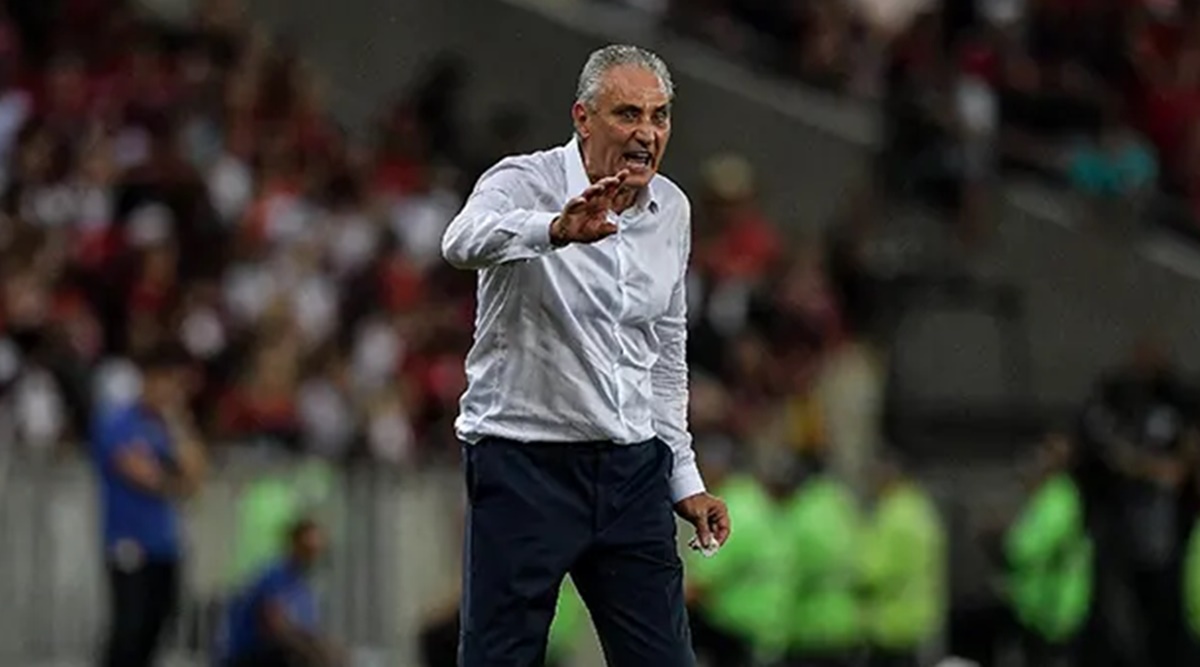 Tite na beira do gramado em partida vitoriosa em cima do Palmeiras (Foto: Reprodução/ CRF)