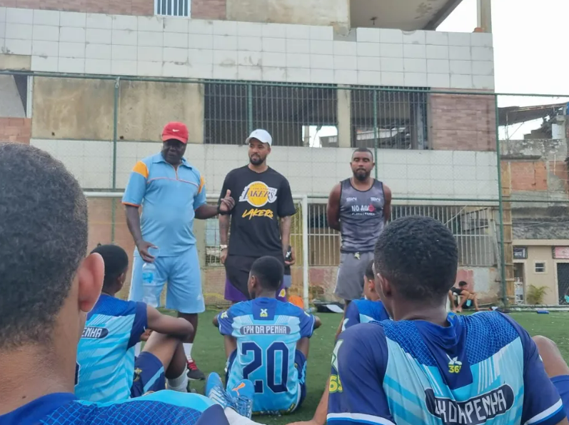 O famoso jogador de futebol do Vasco encontrou jogadores do Complexo da Penha (Foto: Ronald Lincoln Jr)