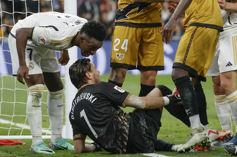 O jogador da Seleção Brasileira discute com goleiro Dimitrievski durante jogo com Real Madrid (Foto: Juan Carlos Hidalgo/EFE)