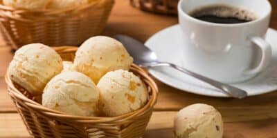 Receita prática e saudável de pão de queijo com tapioca (Imagem Reprodução Canva)