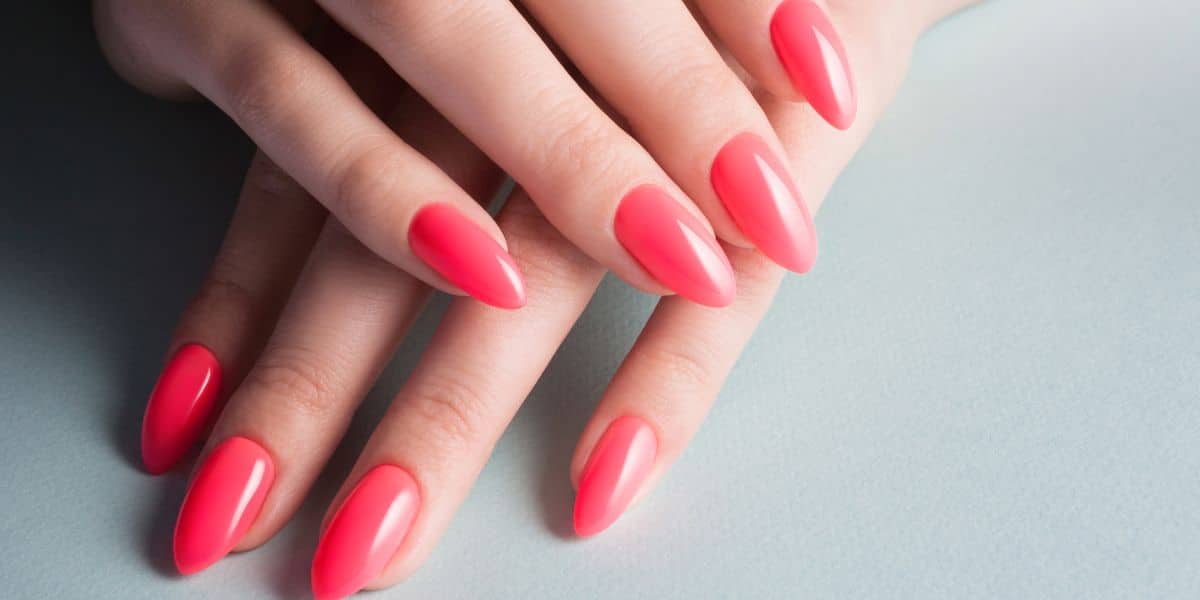 Esmalte coral, estão fora da lista de tendências de 2024 (Imagem Reprodução Canva)