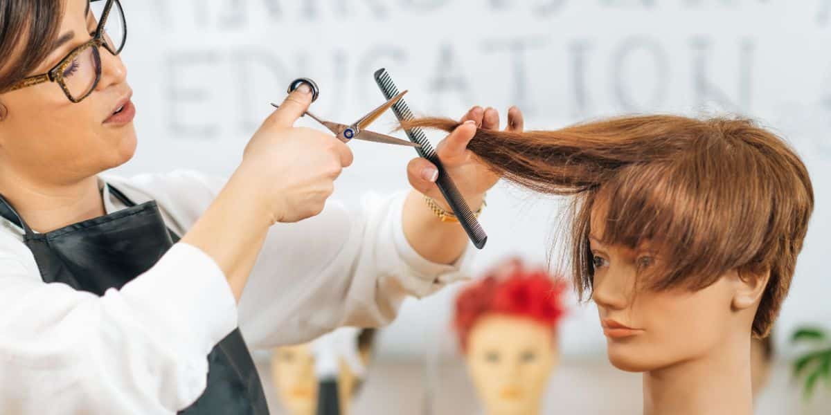 Cortes de cabelo para mulheres acima dos 50 anos que vão rejuvenescer o seu rosto (Imagem Reprodução Canva)