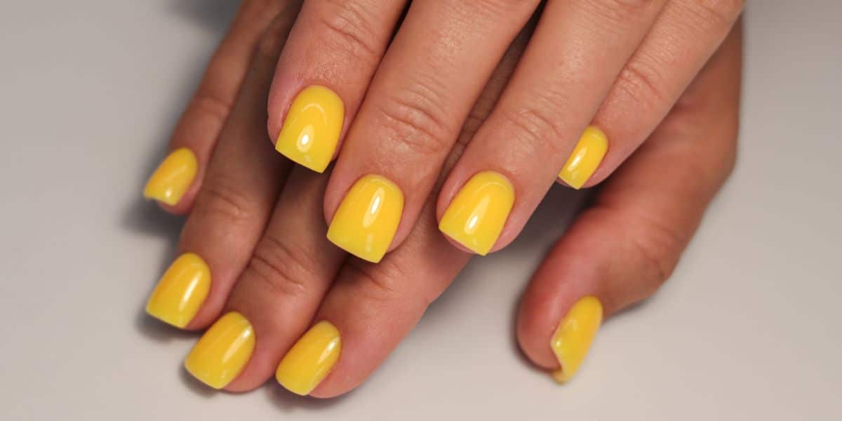 Modelo de esmalte amarelo para passar no ano novo (Imagem Reprodução Canva)