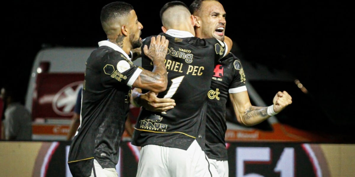 Jogadores do Vasco comemorando gol que confirmou permanência na série A do Brasileirão (Imagem Reprodução Internet)